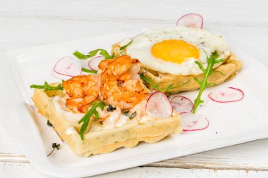 Beyaz ahşap arka planda yumurta, domates ve turplu Viyana waffle 'ları.