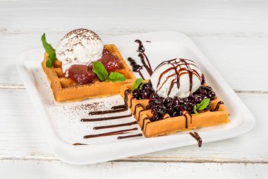 Dondurmalı Viyana waffle 'ları ve beyaz bir tabakta değişik reçel çeşitleri.
