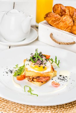 Beyaz ahşap arka planda yumurta, domates ve turplu Viyana waffle 'ları.