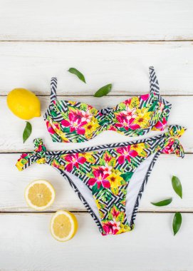 Kadın parlak, ayrı bir mayo. Arka planda yakın plan çekilmiş.