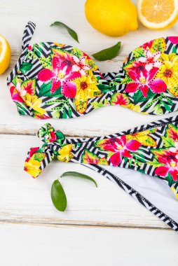 Kadın parlak, ayrı bir mayo. Arka planda yakın plan çekilmiş.