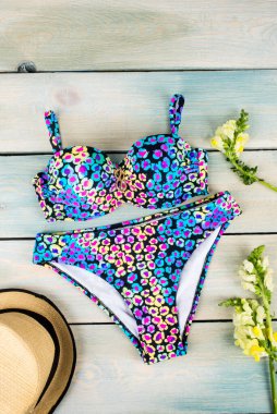 Kadın parlak, ayrı bir mayo. Arka planda yakın plan çekilmiş.