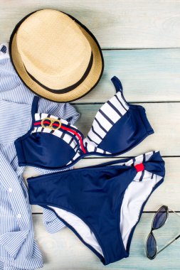 Kadın parlak, ayrı bir mayo. Arka planda yakın plan çekilmiş.