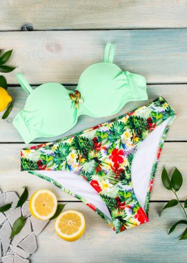 Kadın parlak, ayrı bir mayo. Arka planda yakın plan çekilmiş.