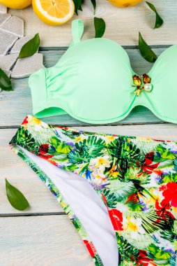 Kadın parlak, ayrı bir mayo. Arka planda yakın plan çekilmiş.