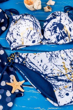 Kadın parlak, ayrı bir mayo. Arka planda yakın plan çekilmiş.