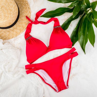 Kadın parlak, ayrı bir mayo. Arka planda yakın plan çekilmiş.