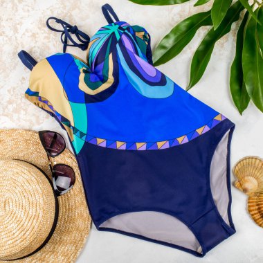 Kapalı kadın mayosu. Arka plana yakın plan mavi çekim.