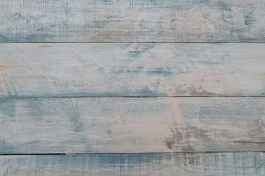 Tasarımcının işi için geniş tahtalardan farklı boya ahşap arka planıyla boyanmış.