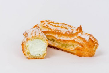 Beyaz arkaplanda yakın plan çekimde iki eklem izole edildi