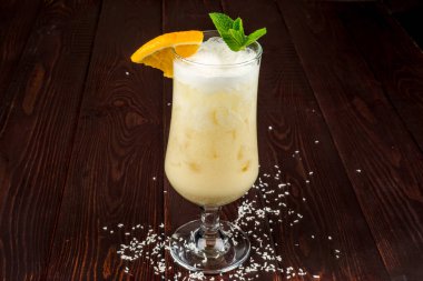 Şeffaf bardakta bir alkollü kokteyl yakın plan çekilir.