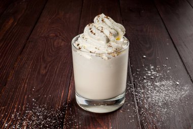 Şeffaf bardakta bir alkollü kokteyl yakın plan çekilir.