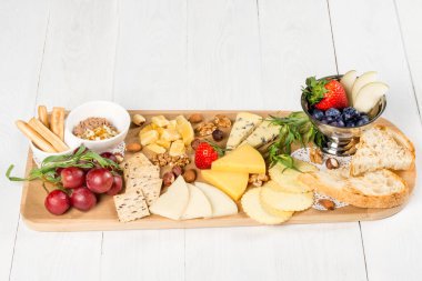 Peynirli şarap tabağı ve beyaz ağaca yakın çekim.