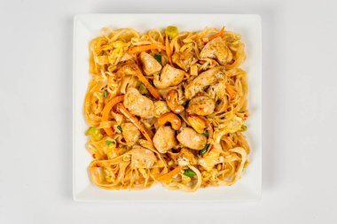 Yukarıdan yakın plan beyaz tabakta kızartılmış erişte.