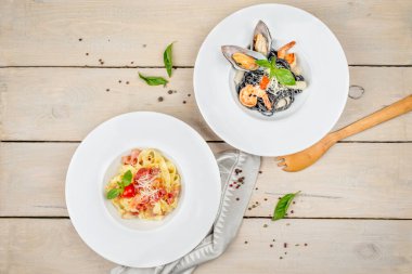 İstiridyeli spagetti yukarıdan bir restoran için yakın çekim.