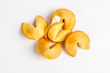 Beyaz arkaplanda izole edilmiş fal kurabiyeleri. Yakın plan.