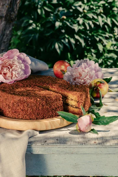 果物や花の装飾のケーキがクローズアップされます — ストック写真