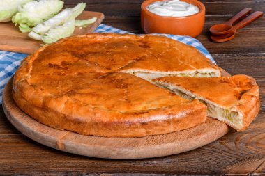 Tahta masadaki ev pastası dekoru yakından çeker.