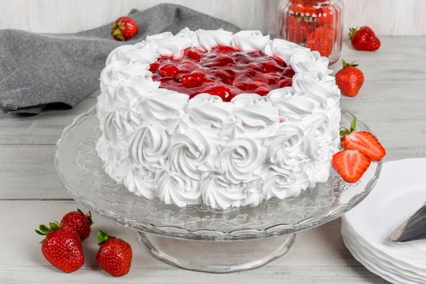 Lezzetli çilekli pasta. Dekora yakın çekim.