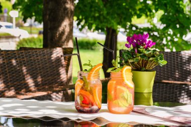 Bahçedeki bir çardak gün ışığında çekilir.