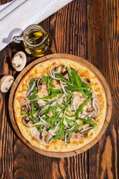 Pizza Vegetariana Con Funghi Filmata Primo Piano Fondo Legno — Foto Stock