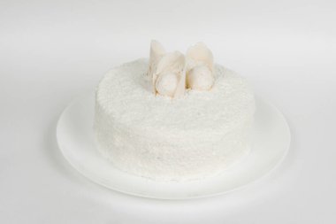 Beyaz karede kutlama pastası. Beyaz karede yakın plan.