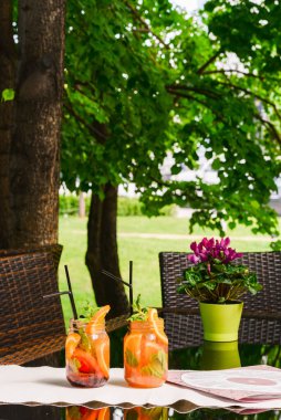 Bahçedeki bir çardak gün ışığında çekilir.
