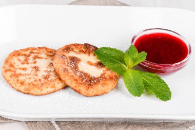 Nane şekeriyle süslenmiş reçelli iki peynir kamışı.