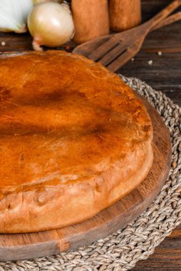 Tahta masadaki ev pastası dekoru yakından çeker.