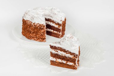 Stüdyoda çekilen filetonun altında beyaz bir arkaplanda kek.