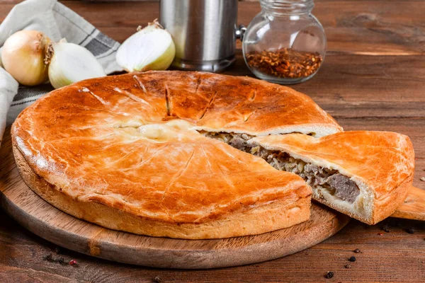 Home Pie Auf Einem Holztisch Wird Nahaufnahme Die Dekoration Geschossen — Stockfoto