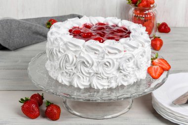 Lezzetli çilekli pasta. Dekora yakın çekim.