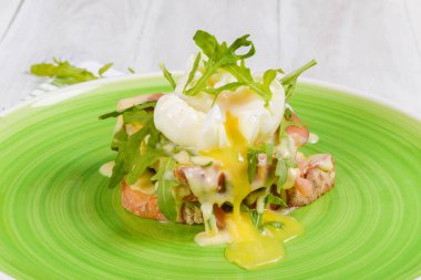 Benedict 'in yakından vurduğu yumurtadan kahvaltı.