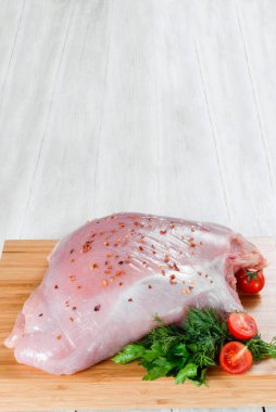 Yakın planda çekilmiş taze çiğ et var.