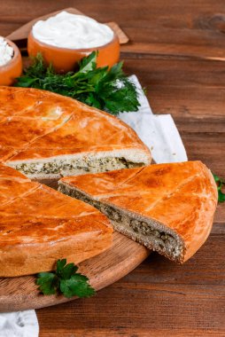 Tahta masadaki ev pastası dekoru yakından çeker.