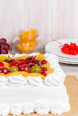 Dekorlu meyveli beyaz pasta.