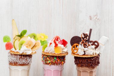 Dekora dört milkshake yakın çekim.