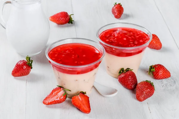 玻璃杯中的草莓甜点是用特写装饰拍摄的 — 图库照片