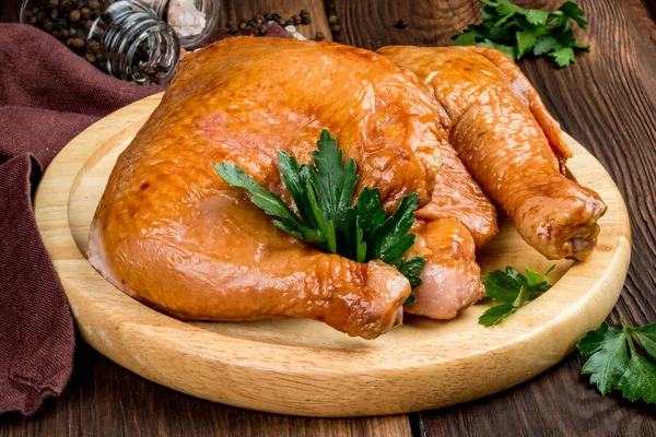 Yakın Çekim Dekorunda Tütsülenmiş Tavuk Göğsü — Stok fotoğraf