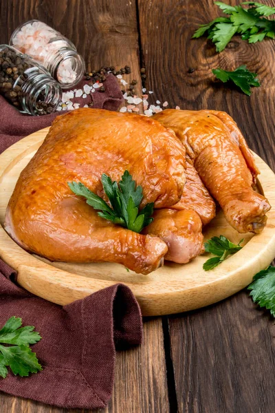 Yakın Çekim Dekorunda Tütsülenmiş Tavuk Göğsü — Stok fotoğraf