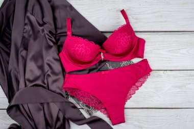 Beyaz arka planda pembe iç çamaşırı yakın plan çekilir.