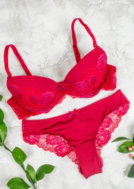 Ahşap bir arka planda kadın iç çamaşırı yakından çekiliyor.