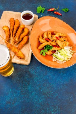 Karides bo-bon, bira, tavuk çubukları yakın çekim.