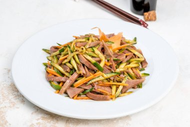 Dil ve sebze salatası beyaz tabakta, soslu ve beyaz tabakta.