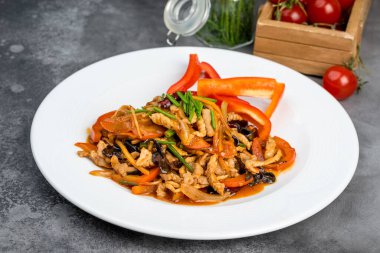 Baharatlı soslu sebzeli et ve taze otlar. Yakın çekim.