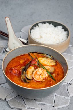 Tom Yam çorbası ve ayrı bir kase pirinç.
