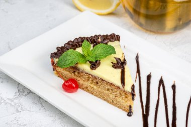 Bir dilim çikolatalı ve muzlu kek. Yakın çekim.