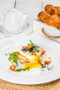 Sebzeli sandviç ve beyaz yuvarlak tabakta yumurta. Yakın çekim.