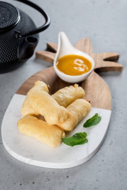 Tahtasında reçel olan kızarmış tatlı çubuklar. Yakın çekim.