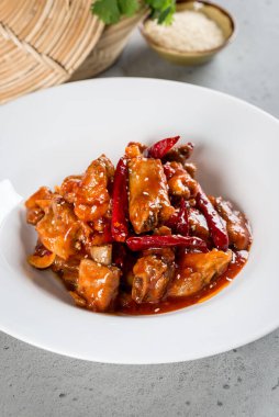 Biber soslu kızarmış domuz pirzolası. Yakın çekim.